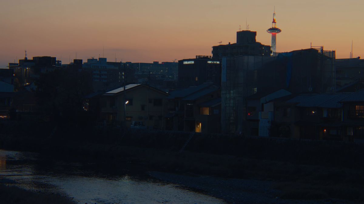 夕焼けの空と、影になった京都タワー