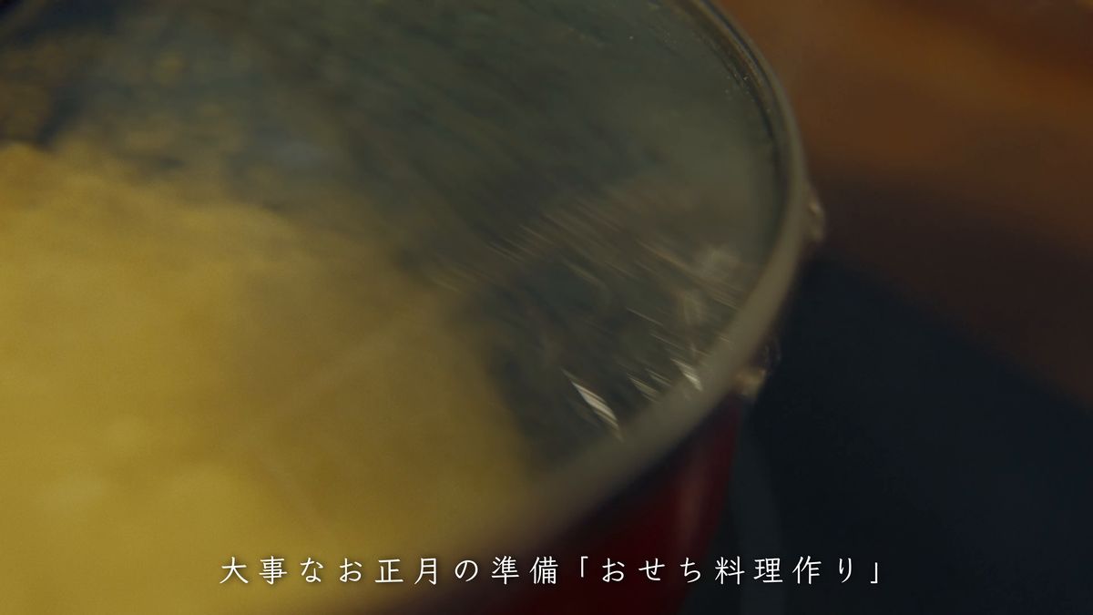 蓋をしたフライパンで焼く伊達巻
