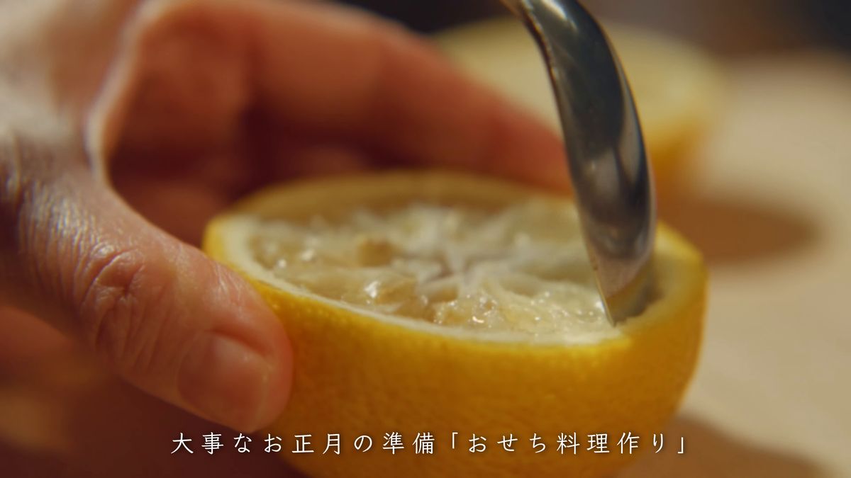 スプーンで柚子の中身をくり抜く
