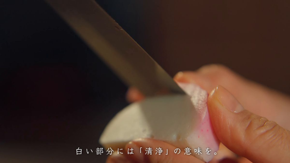 赤い皮を薄くそぐ