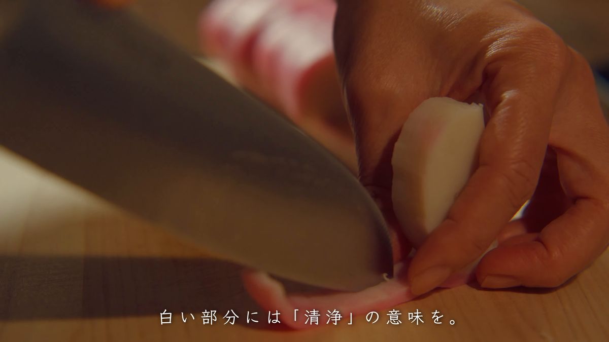 切り分けたかまぼこに切れ目を入れる
