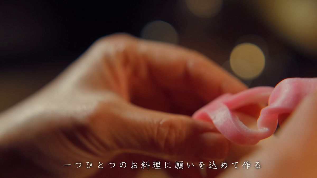 赤い皮をくるりと輪にする