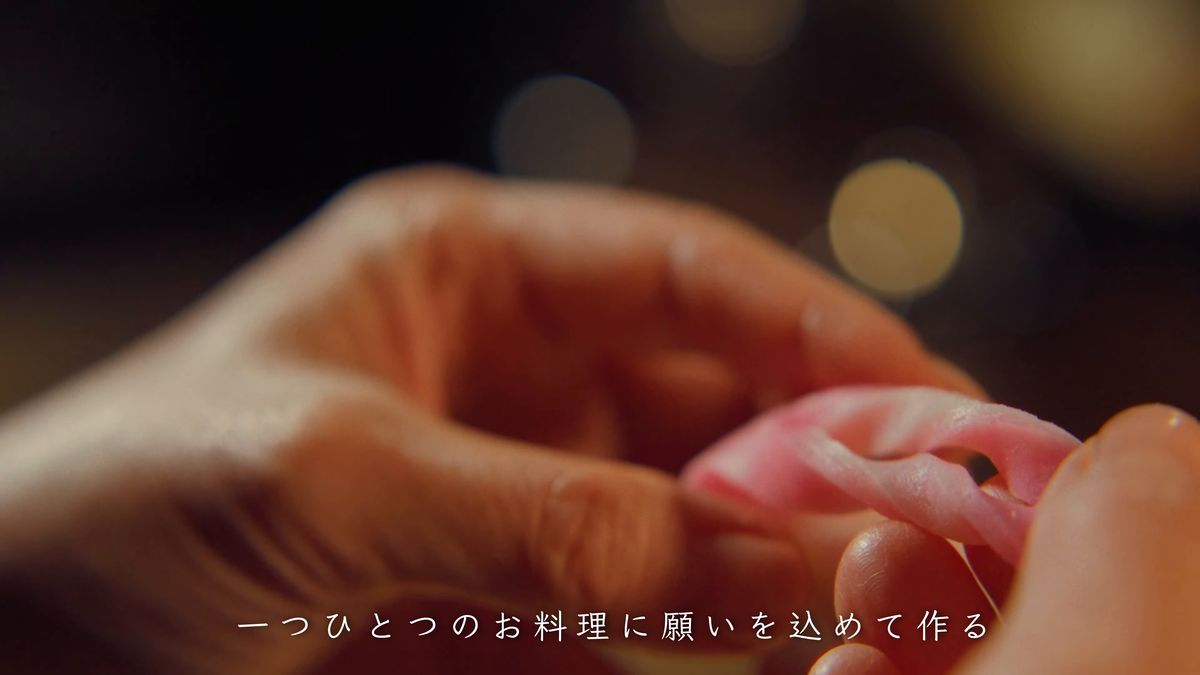 輪にした赤い皮を整える