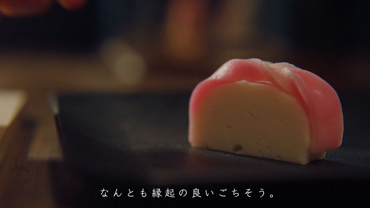 黒い板の上の、紅白のかまぼこ