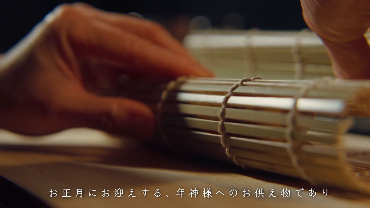 巻きすで巻いた伊達巻を押さえる