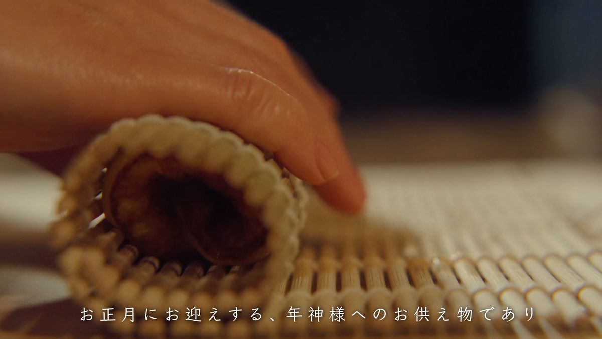 巻きすの中で渦を巻く伊達巻