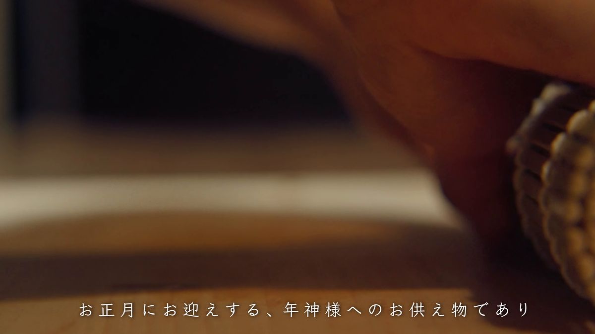 巻きすを押さえる手元