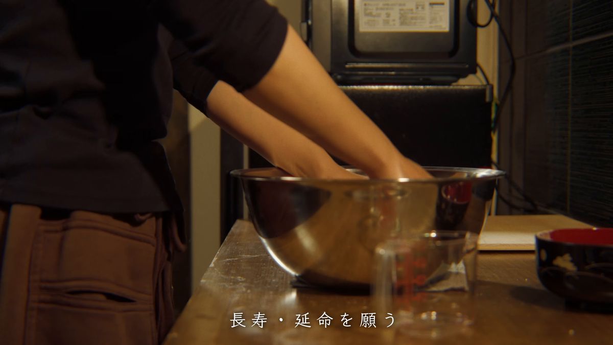 ボウルの中で生地をまとめる