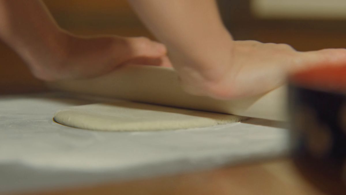 麺棒で生地をのばす