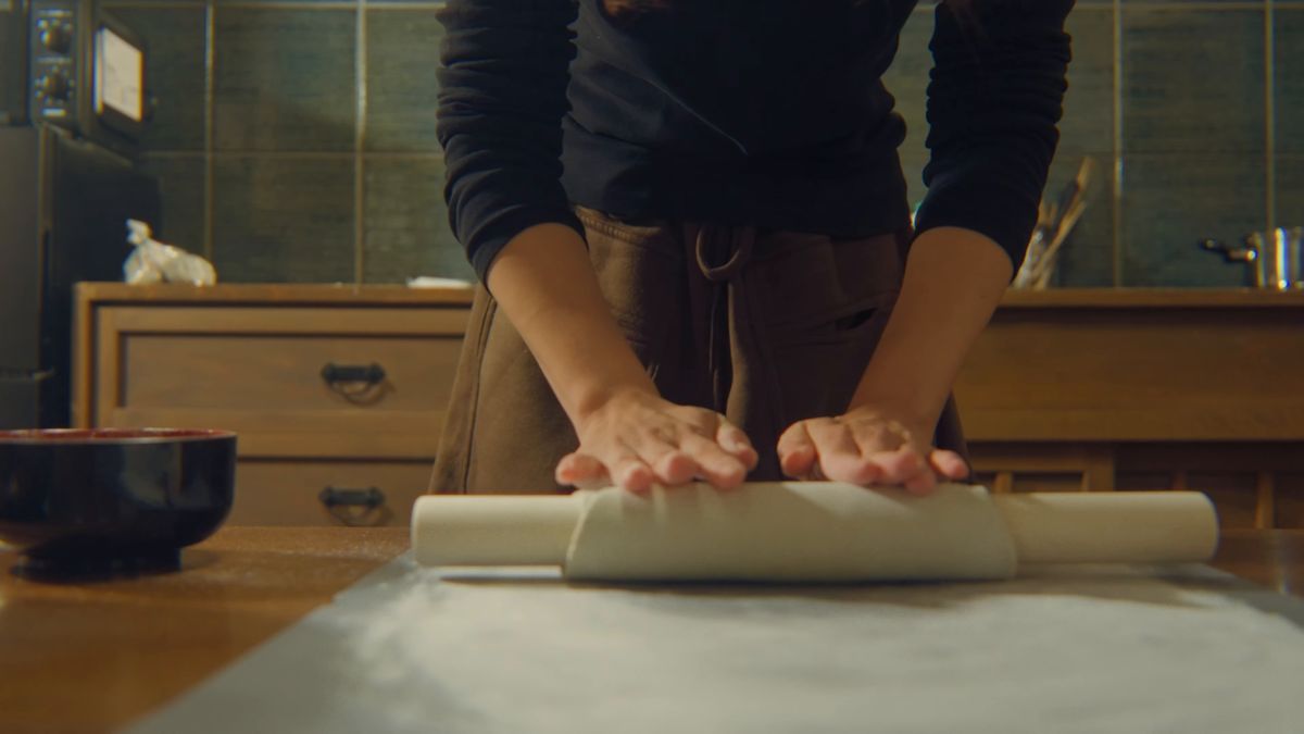麺棒に巻いた生地を、両手で転がしてのばす