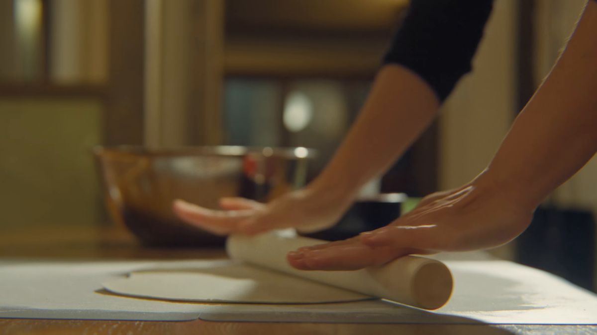 麺棒で生地をさらに薄くのばす