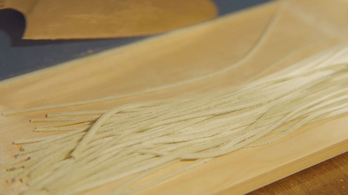 一枚ずつ切りそろえた蕎麦