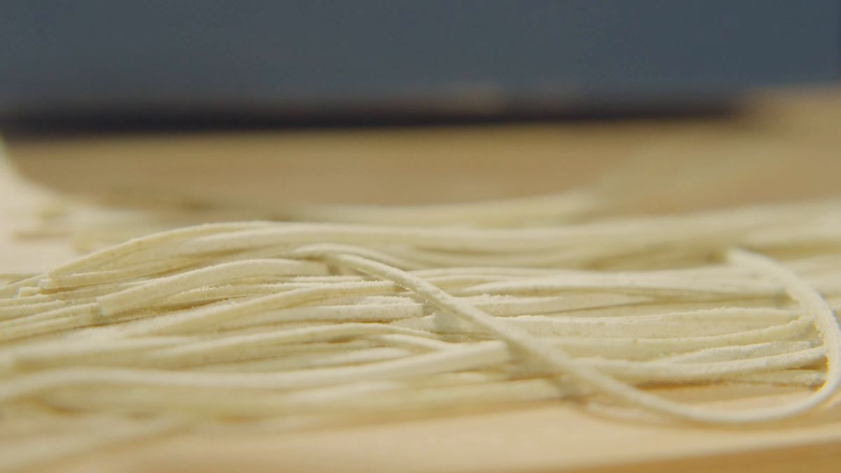 打ち粉をまとった細い蕎麦