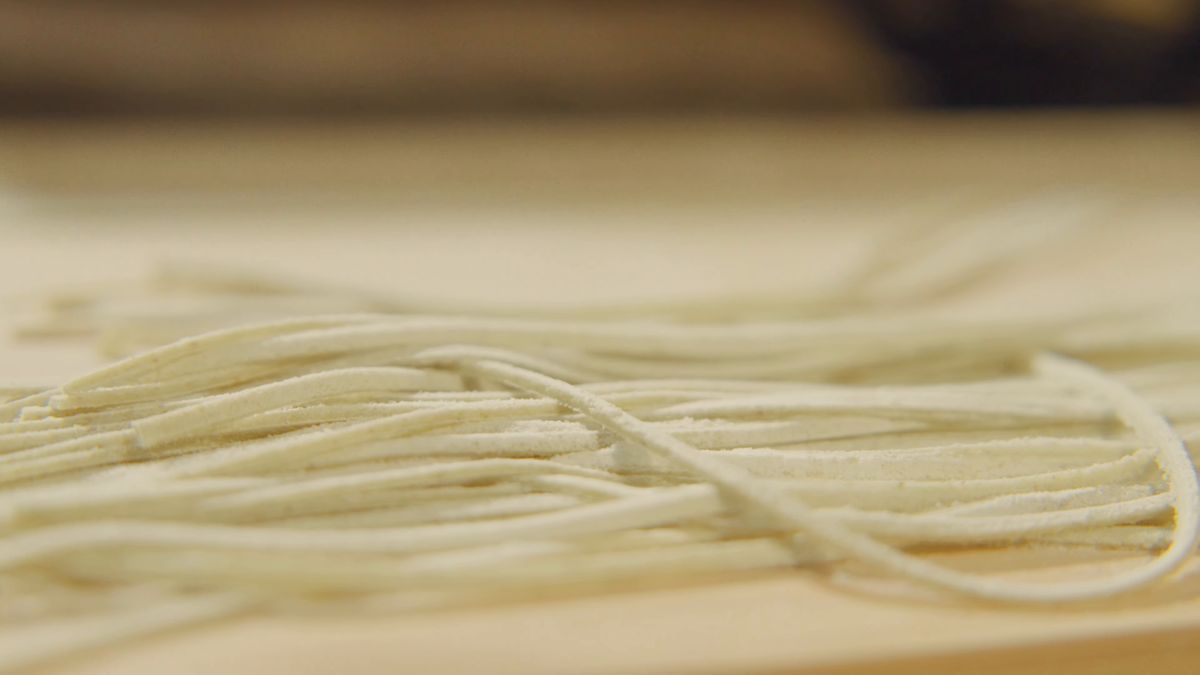 板の上に並んだ蕎麦の寄り