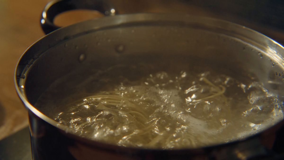 大きな鍋で蕎麦を茹でる