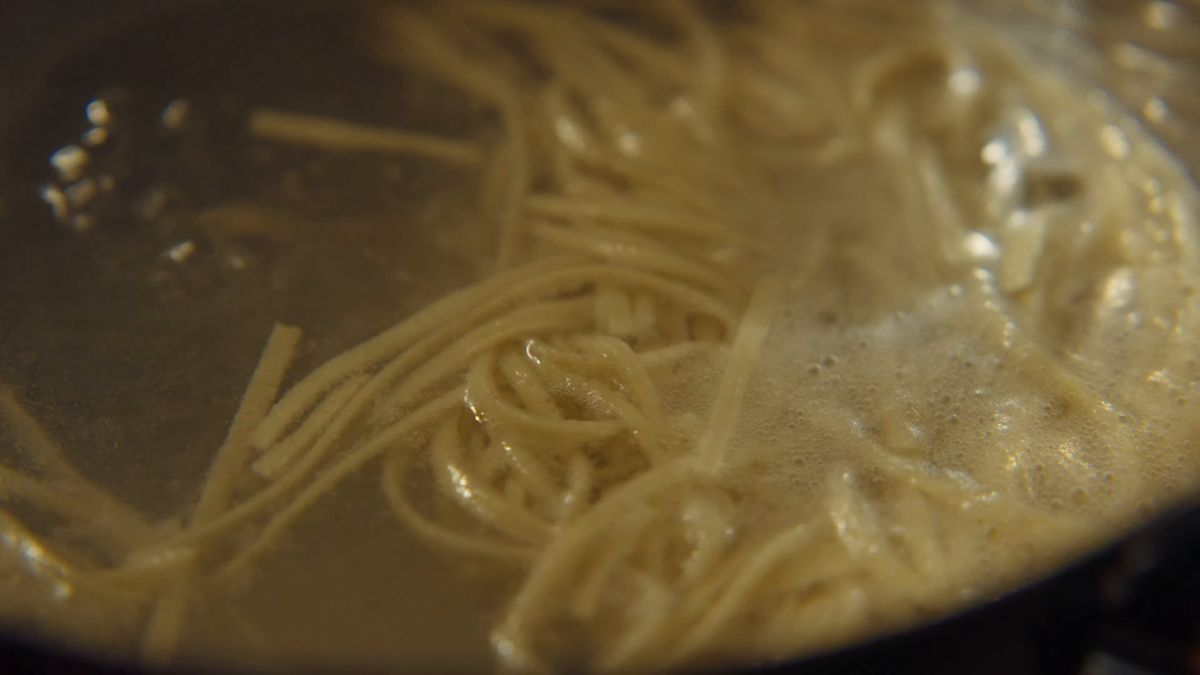湯の中で泳ぐ蕎麦