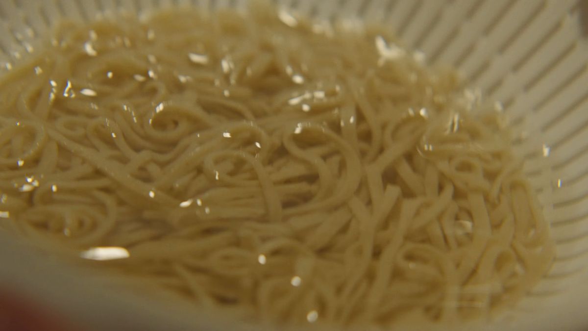 ざるにあげた茹でたての蕎麦