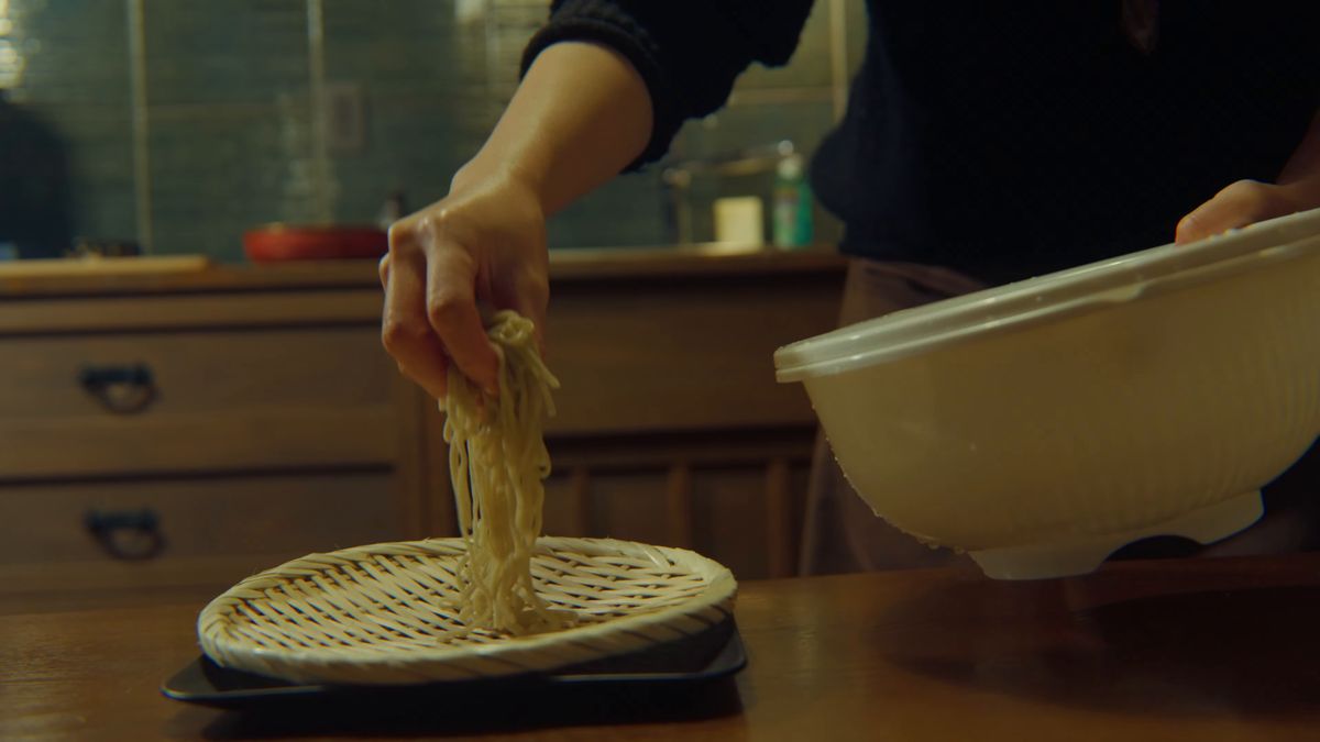 茹でた蕎麦を竹のざるに盛る