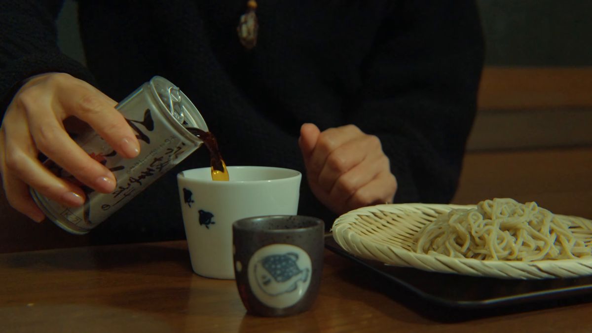 缶のつゆを猪口に注ぐ