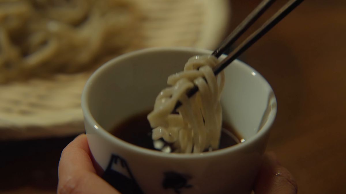 蕎麦を猪口のつゆにつける