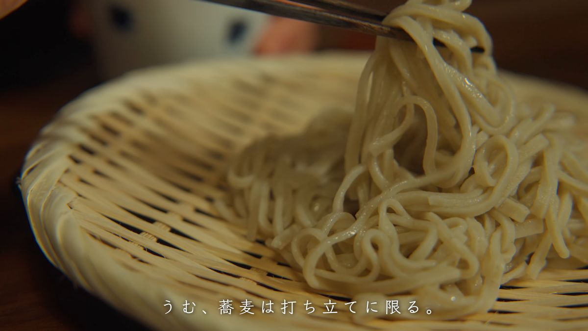 箸で持ち上げた打ち立ての蕎麦