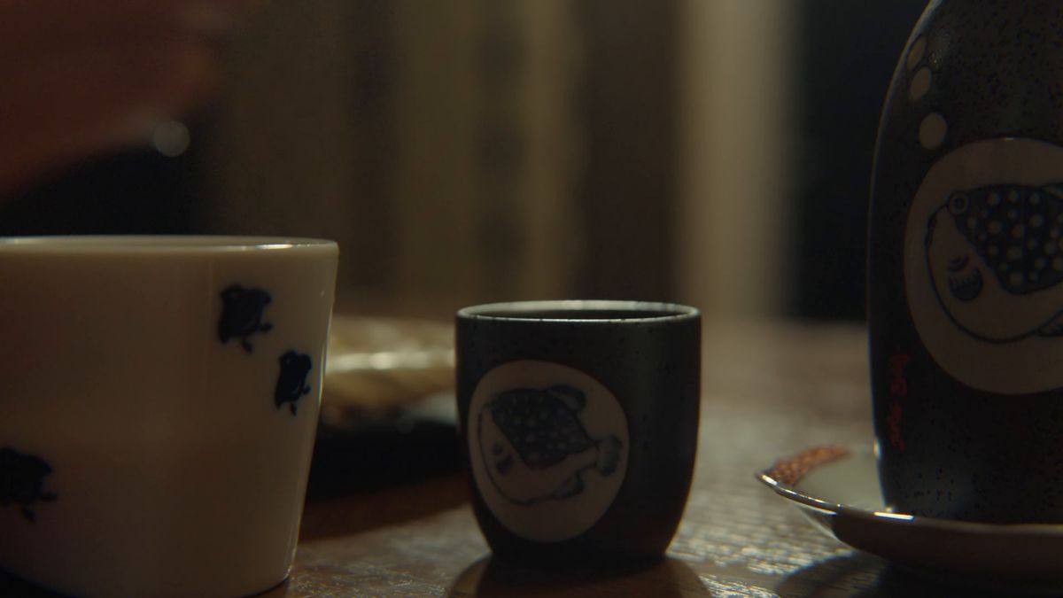 卓に並んだ湯のみとぐい呑み、徳利