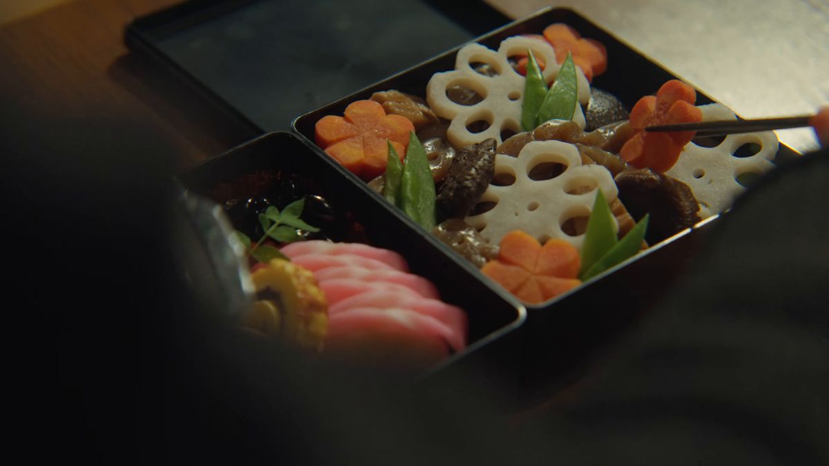 花れんこんや梅のにんじんを詰めた、お煮しめの段