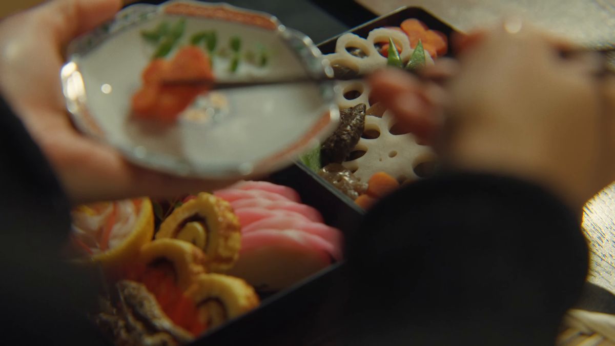 重箱から小皿に取り分ける