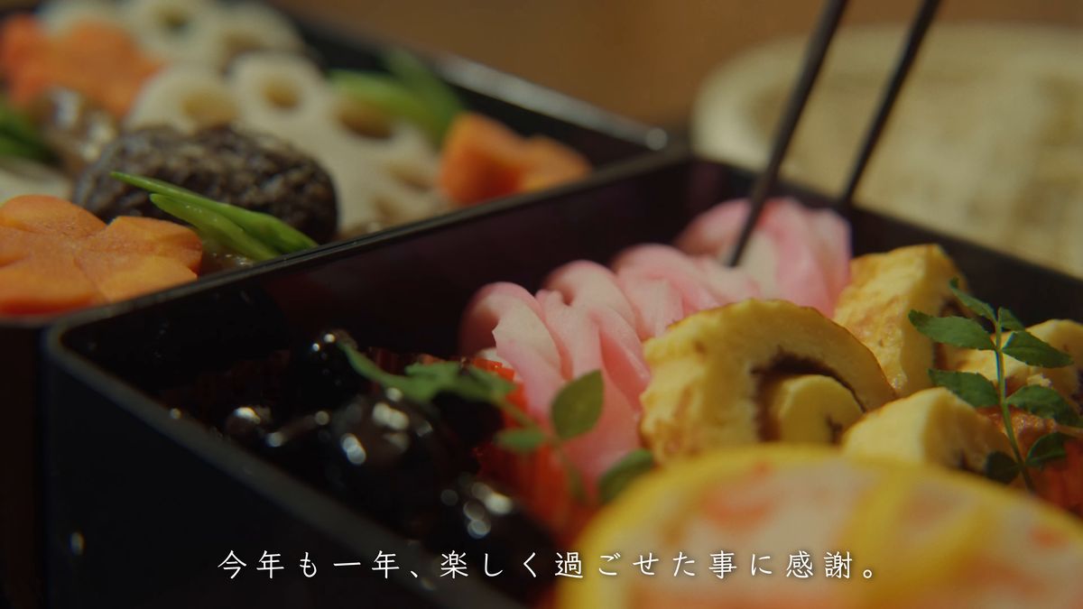 箸を伸ばす、おせちの重箱