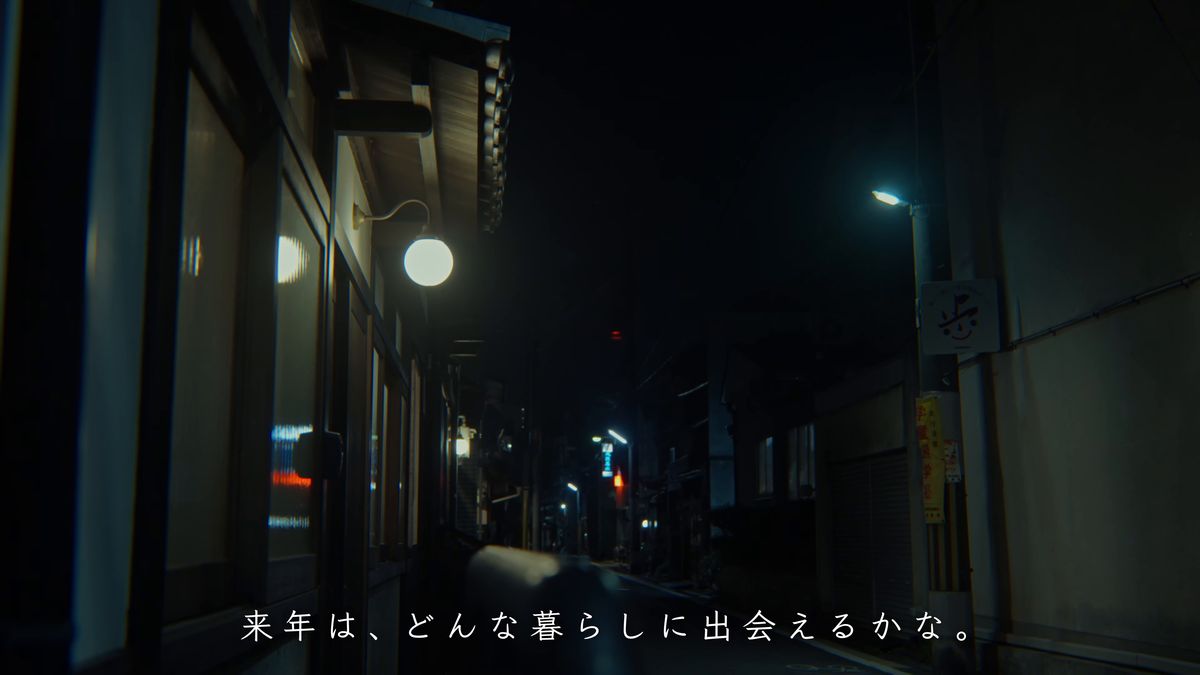 夜の静かな通りと、軒先の灯り