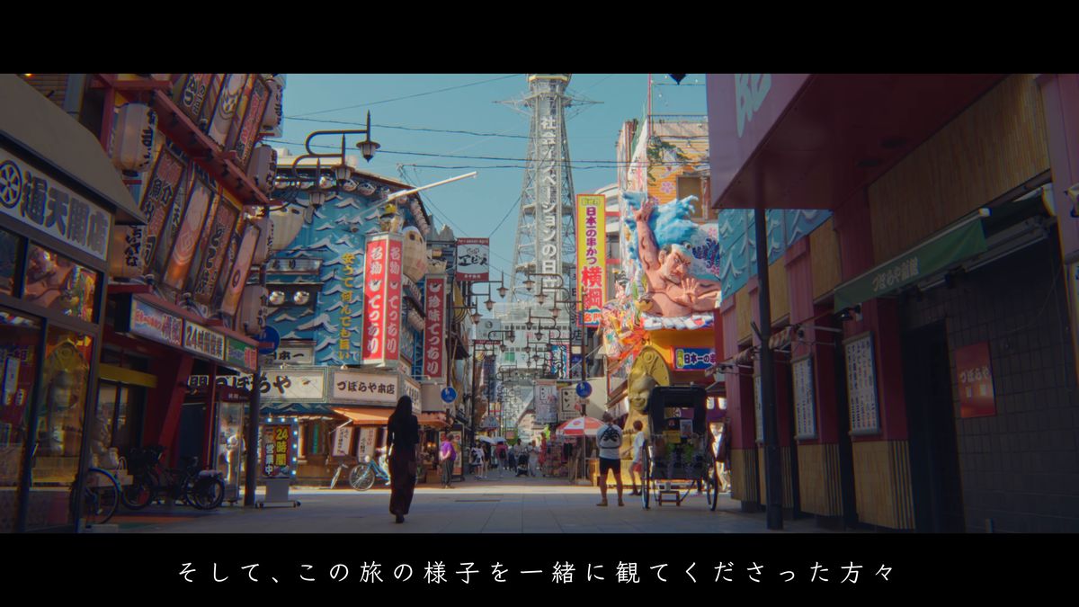 塔の見える賑やかな商店街を歩く後ろ姿
