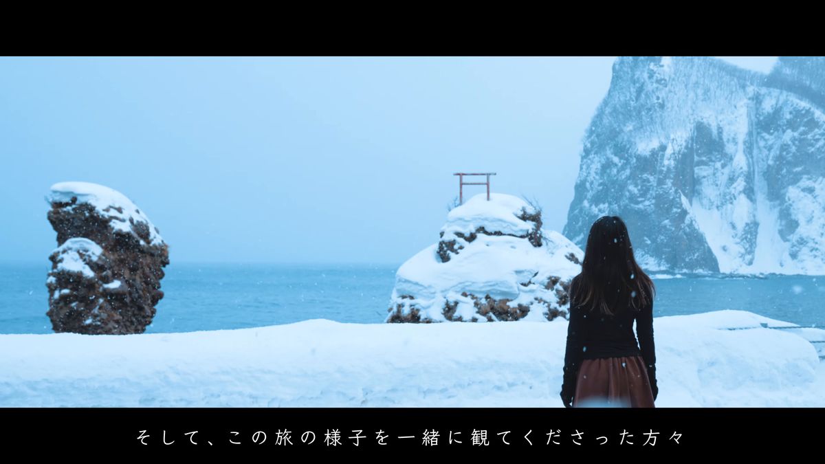 雪の積もる海辺と、鳥居ののった岩