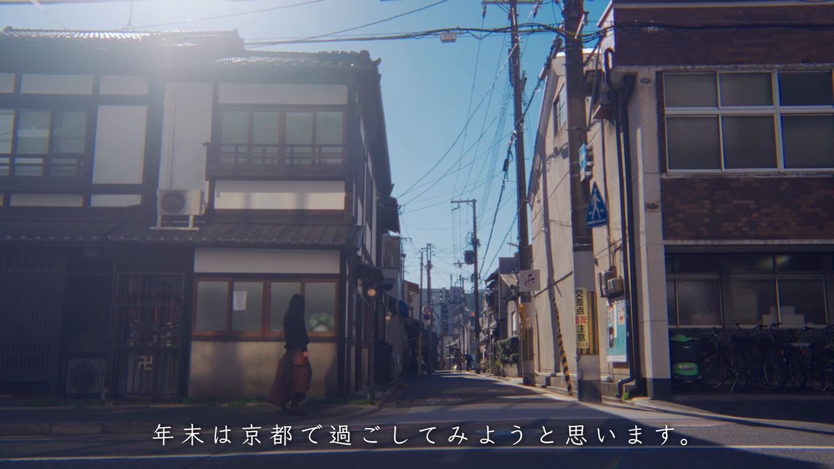 朝の光が差す交差点と、町家の前を歩く後ろ姿