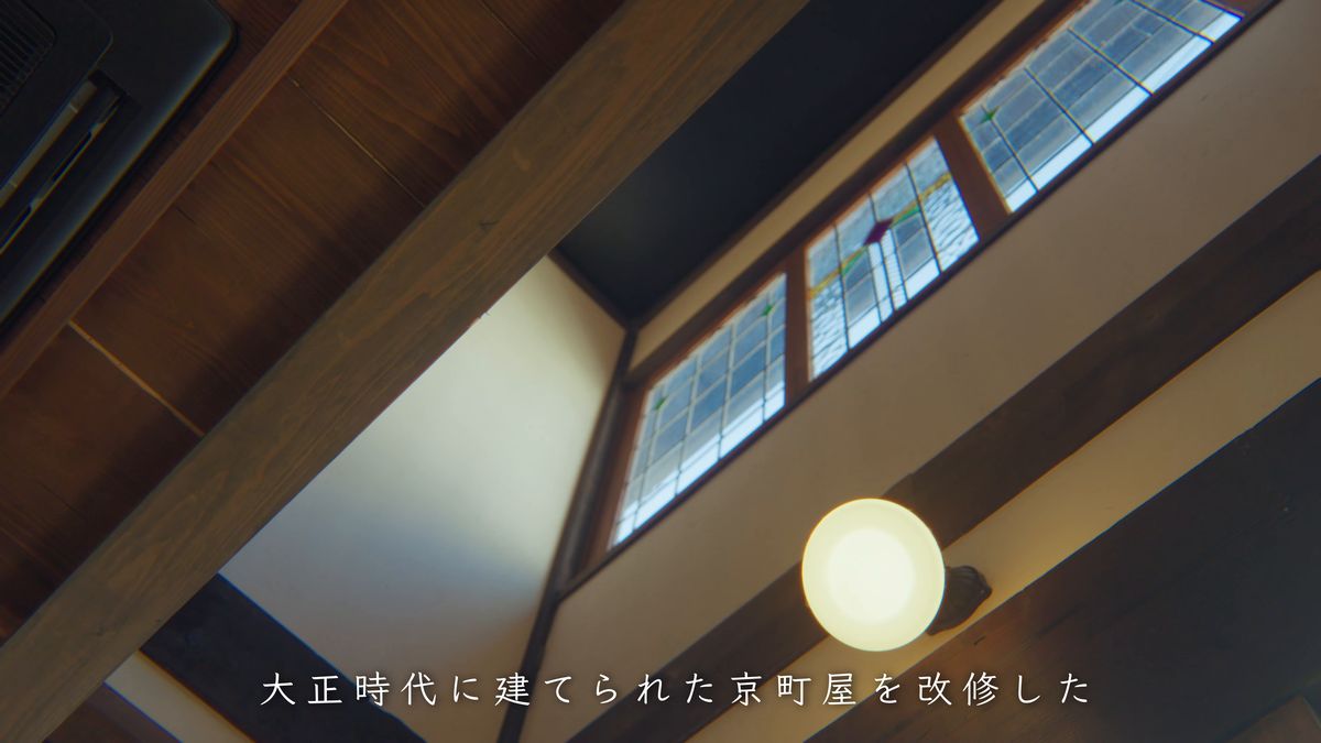 吹き抜けの高窓と、丸い照明