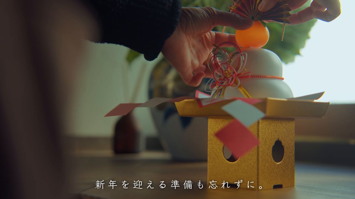 窓辺に鏡もちを飾る手元