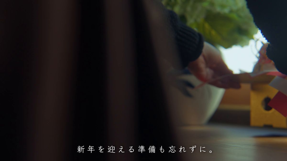 鏡もちの台の飾りを整える手元