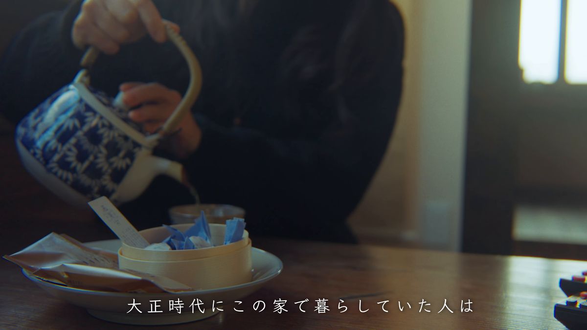染付の土瓶で湯のみにお茶を注ぐ