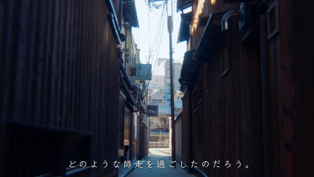 板塀にはさまれた細い路地