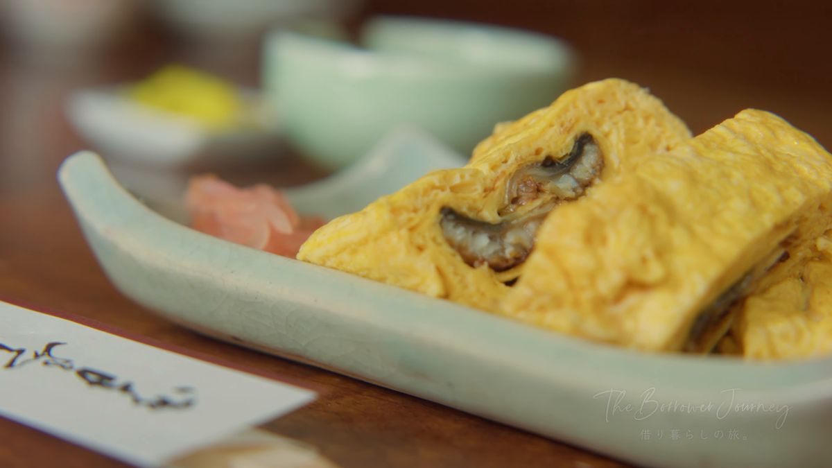 器にのった、出汁巻き卵で鰻を巻いたう巻き