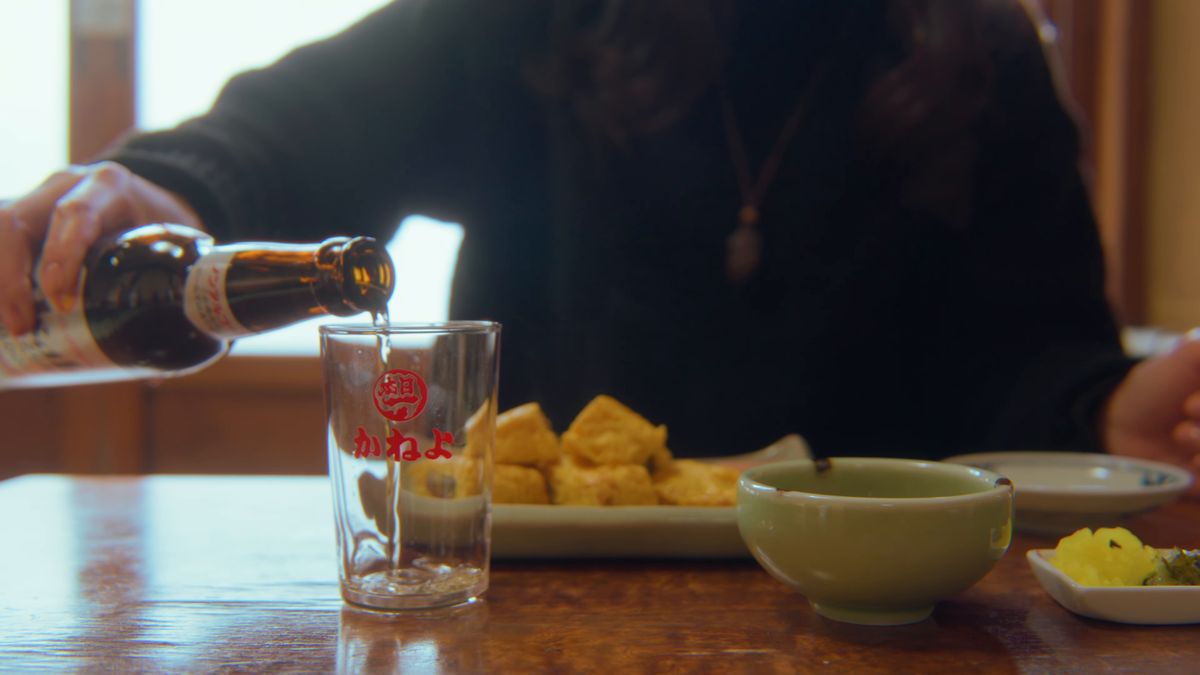 「かねよ」のグラスに、瓶のノンアルコールビールを注ぐ