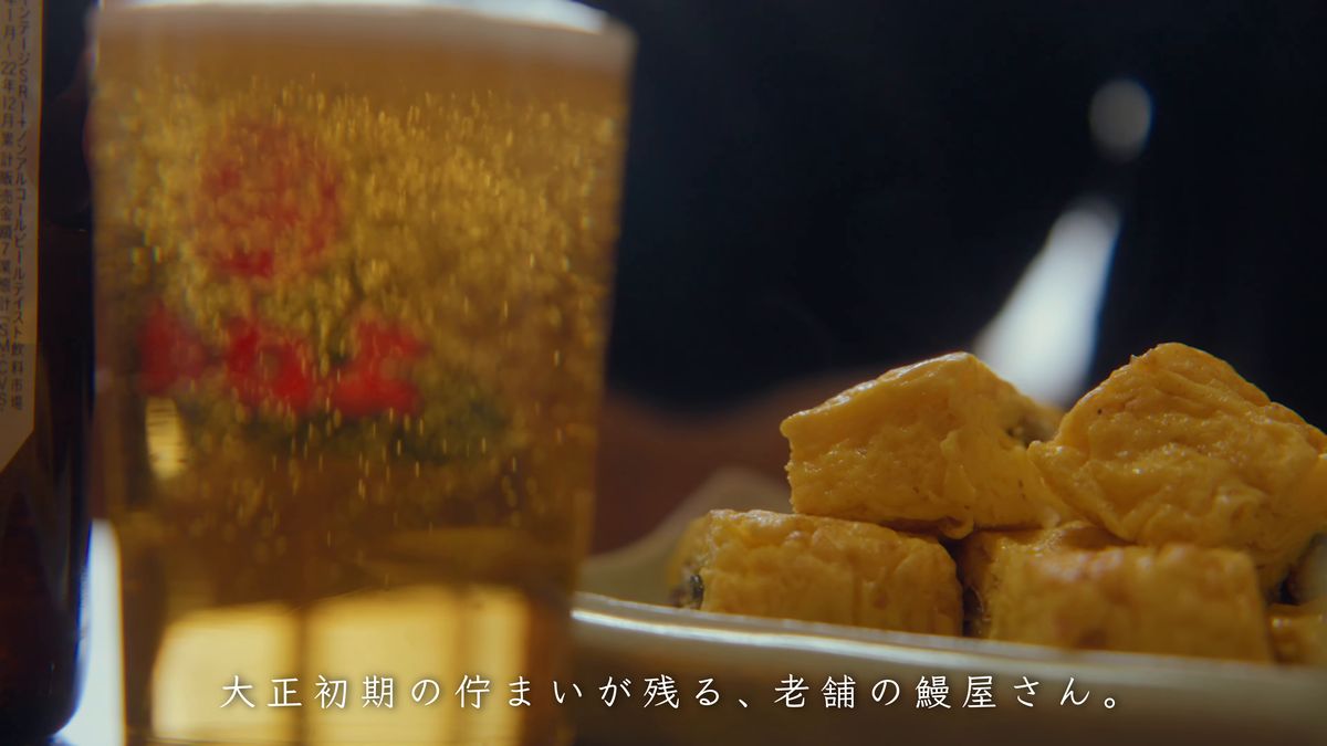 泡の立つグラスと、切り分けたう巻き