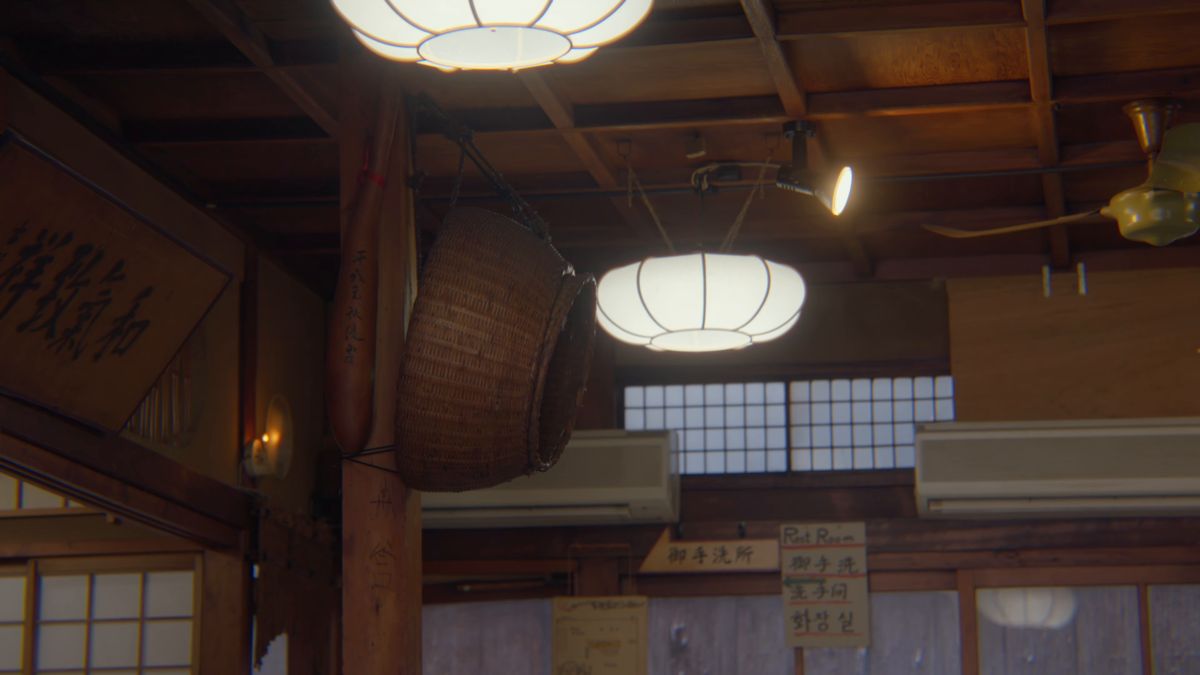 大きな竹籠と提灯形の照明が下がる、店内の天井