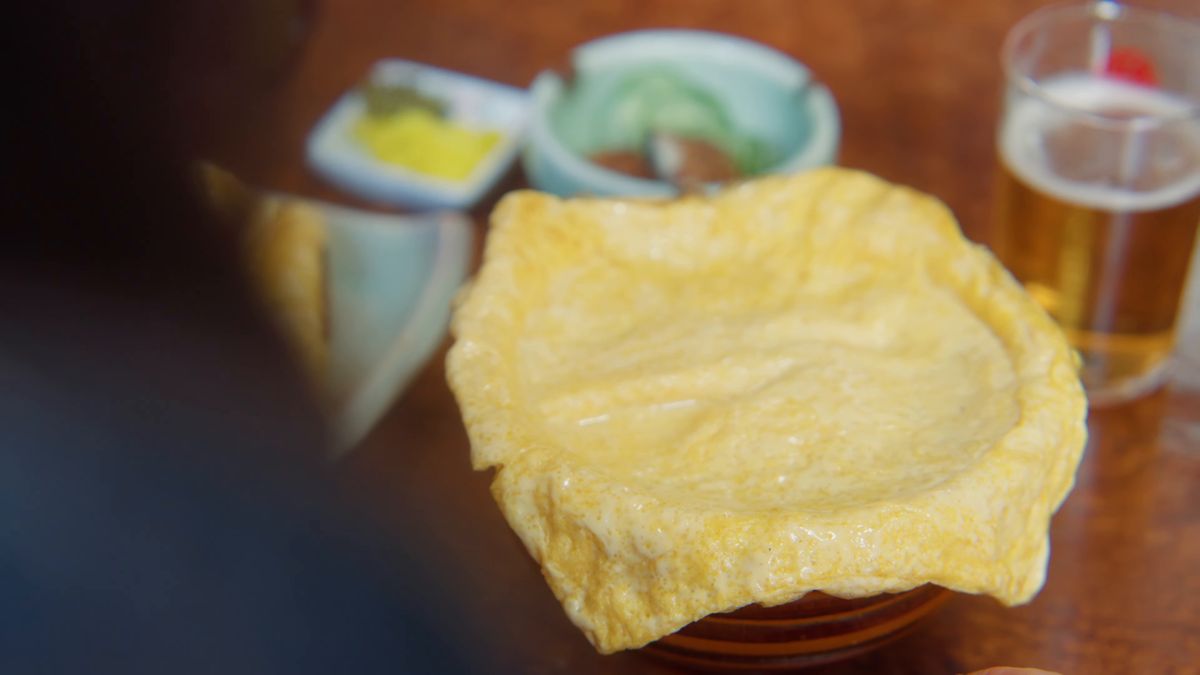 蓋を取ると、丼いっぱいの玉子焼き