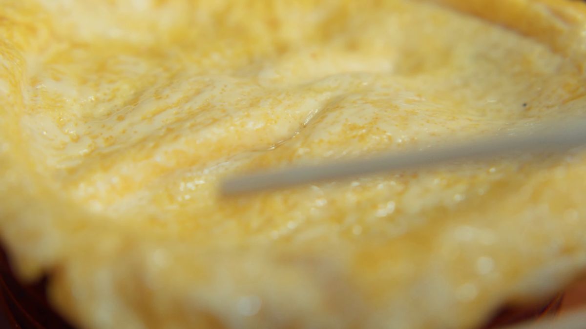 玉子焼きに箸を入れる