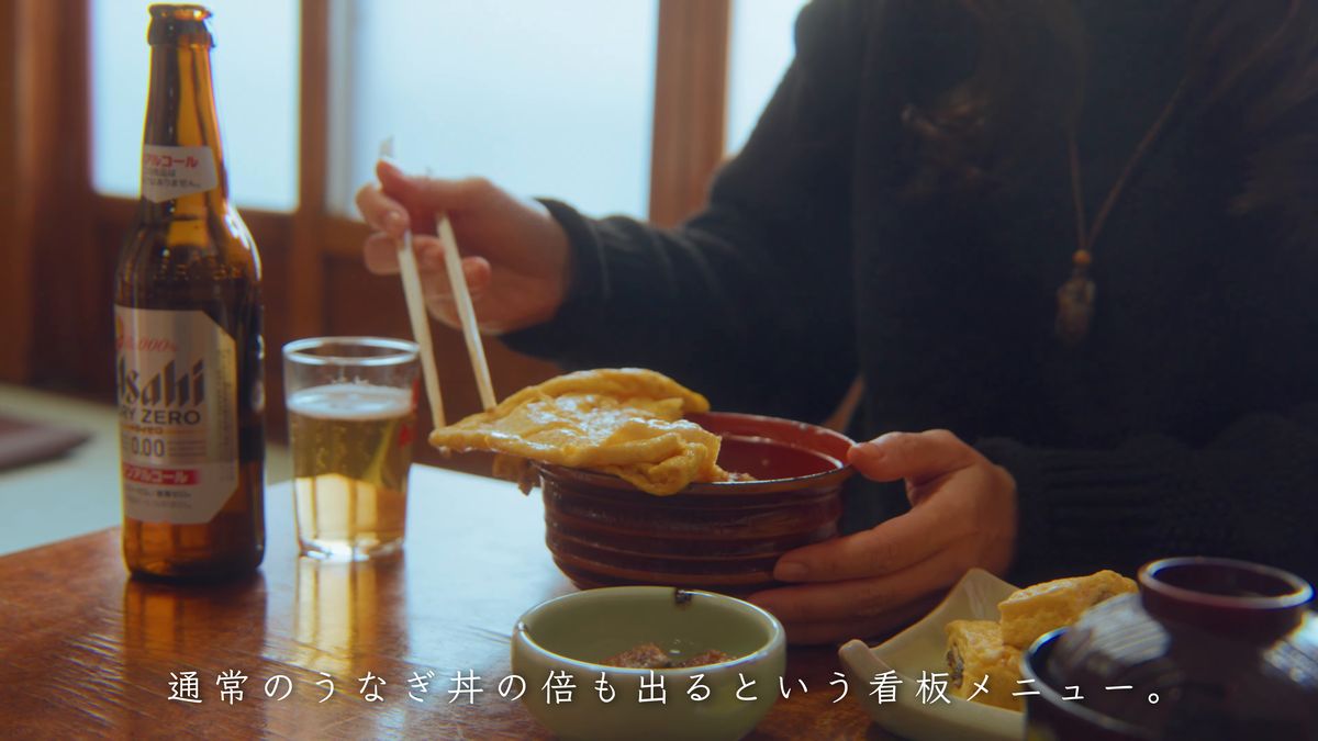 ノンアルコールビールの瓶を横に、きんし丼を食べる