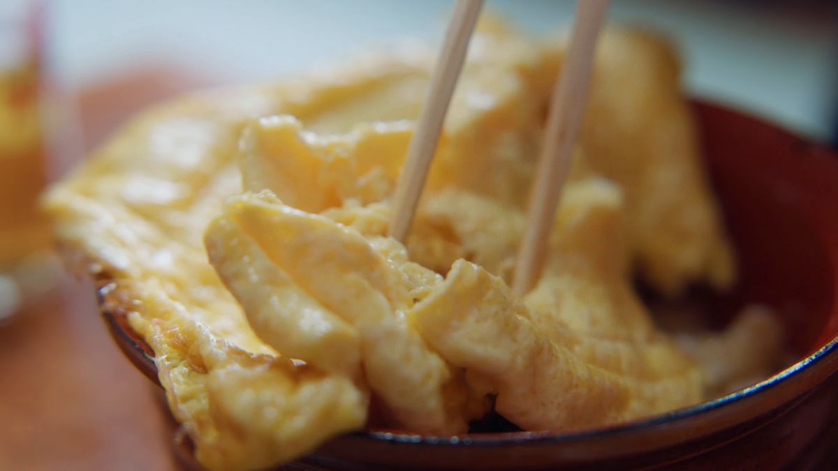 箸でほぐした玉子焼き