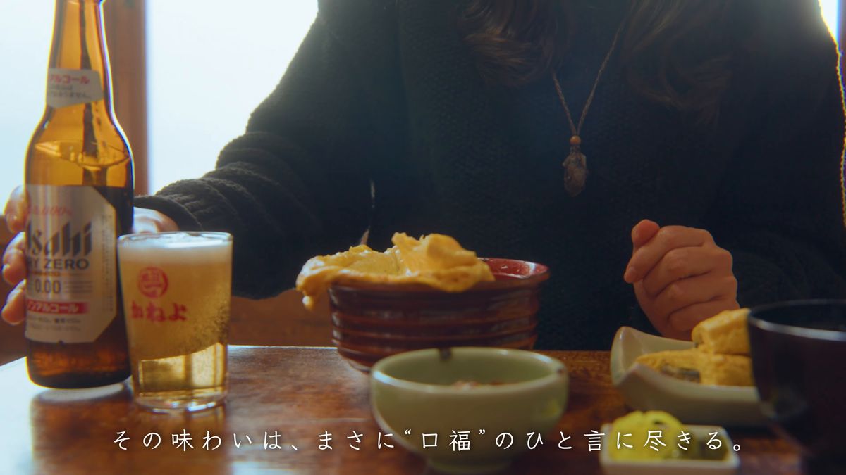 グラスと瓶、きんし丼の並ぶ卓