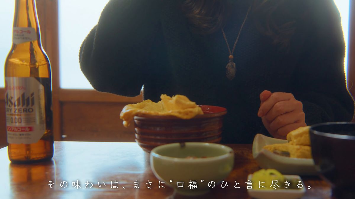 窓辺の卓で、きんし丼を食べる