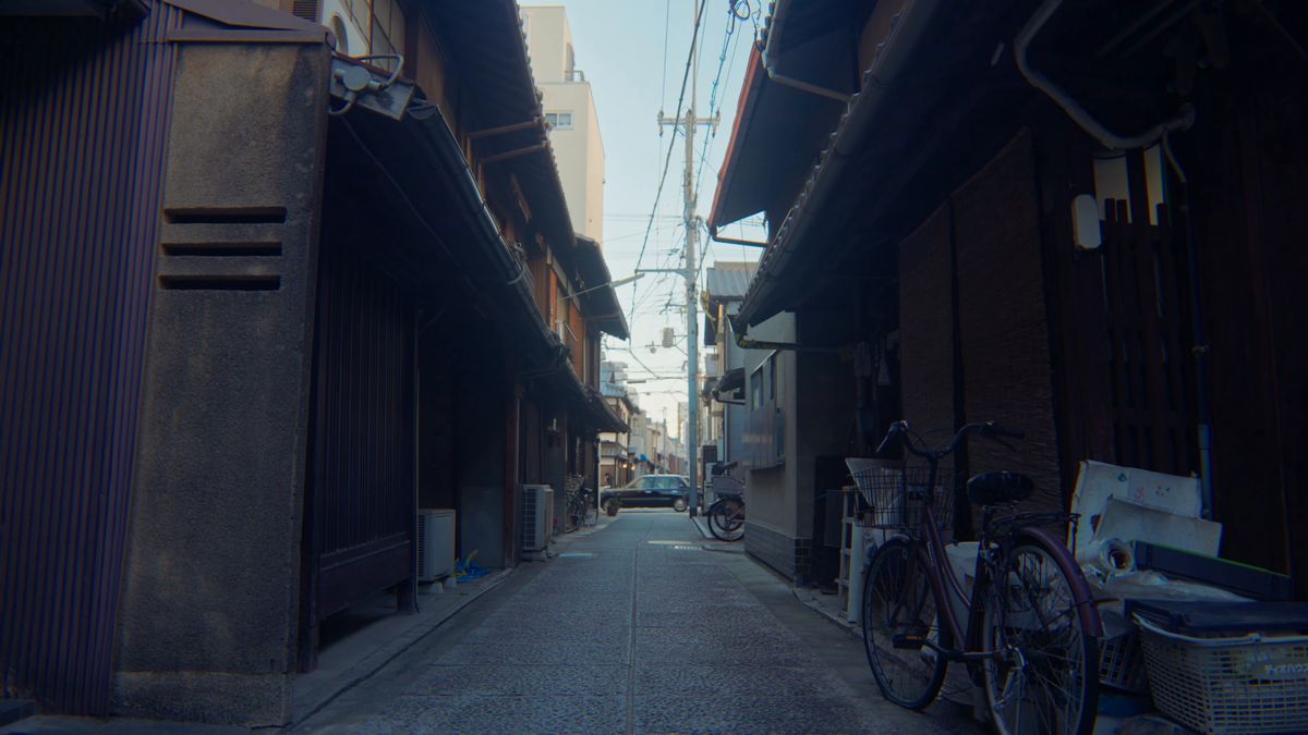 自転車の置かれた、町家の並ぶ細い路地