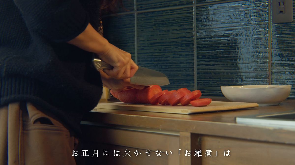 まな板の上でにんじんを輪切りにする